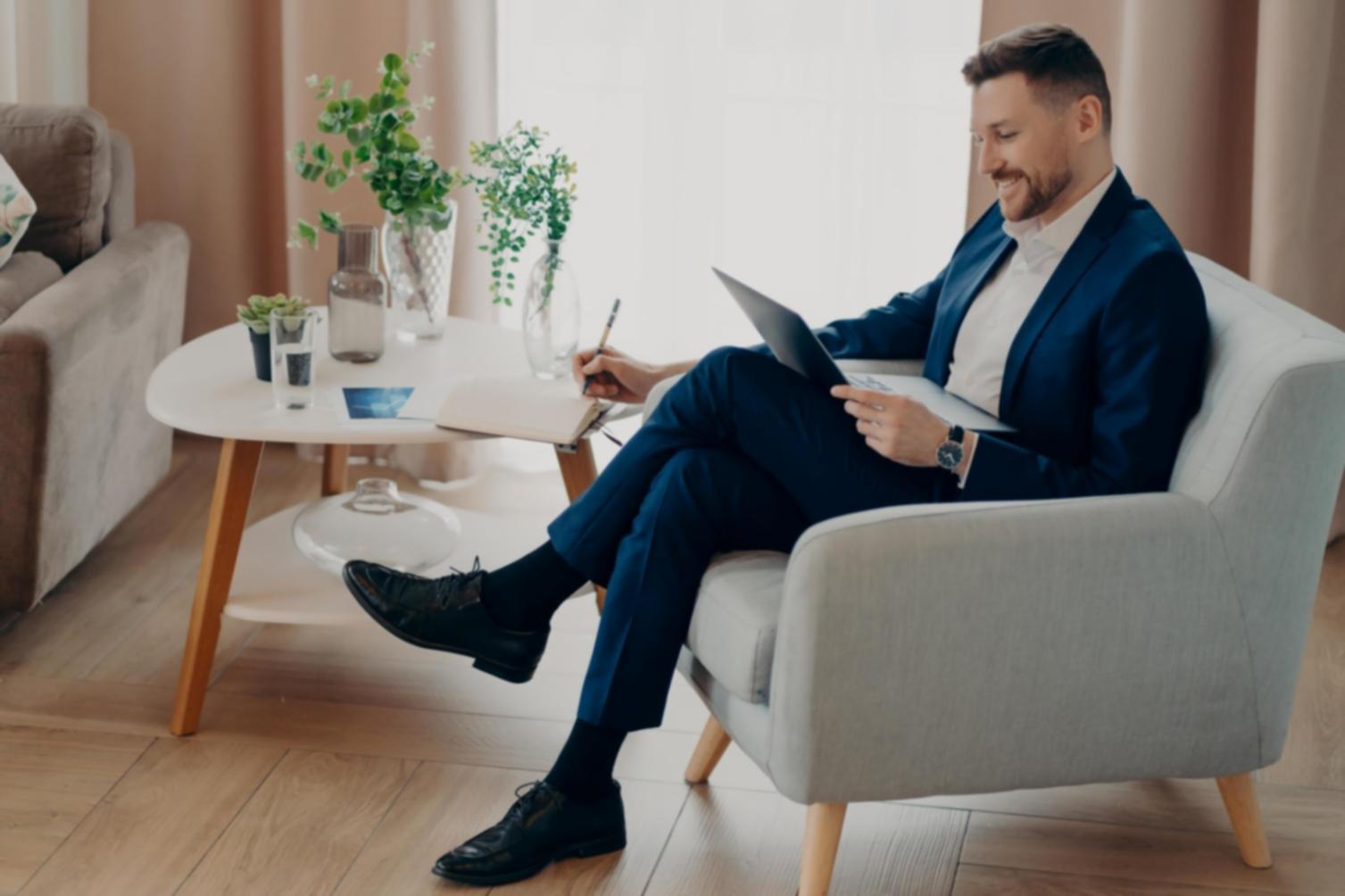 Junge Frau plant entspannt ihre Finanzen am Laptop
