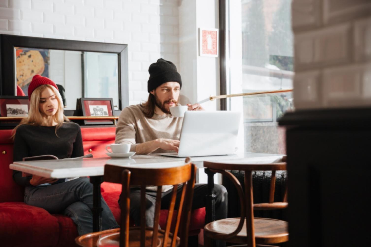 Person organisiert Finanzen mit verschiedenen Sparmethoden
